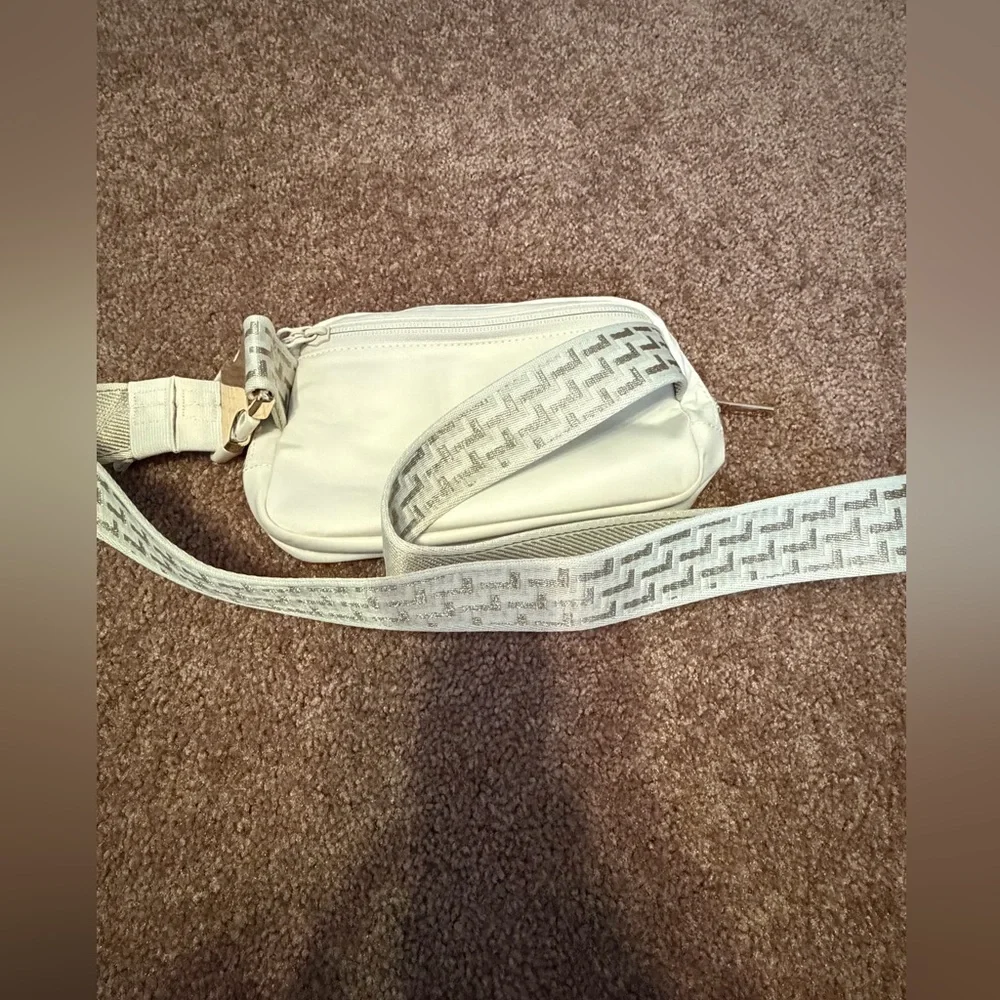 Lululemon Everywhere Belt Bag 1L Monogram Metallic-NWOT - Picture 2 of 2